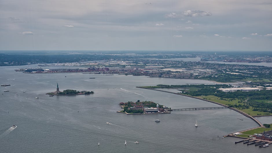 Festival de globos aerostáticos en el desierto al atardecer